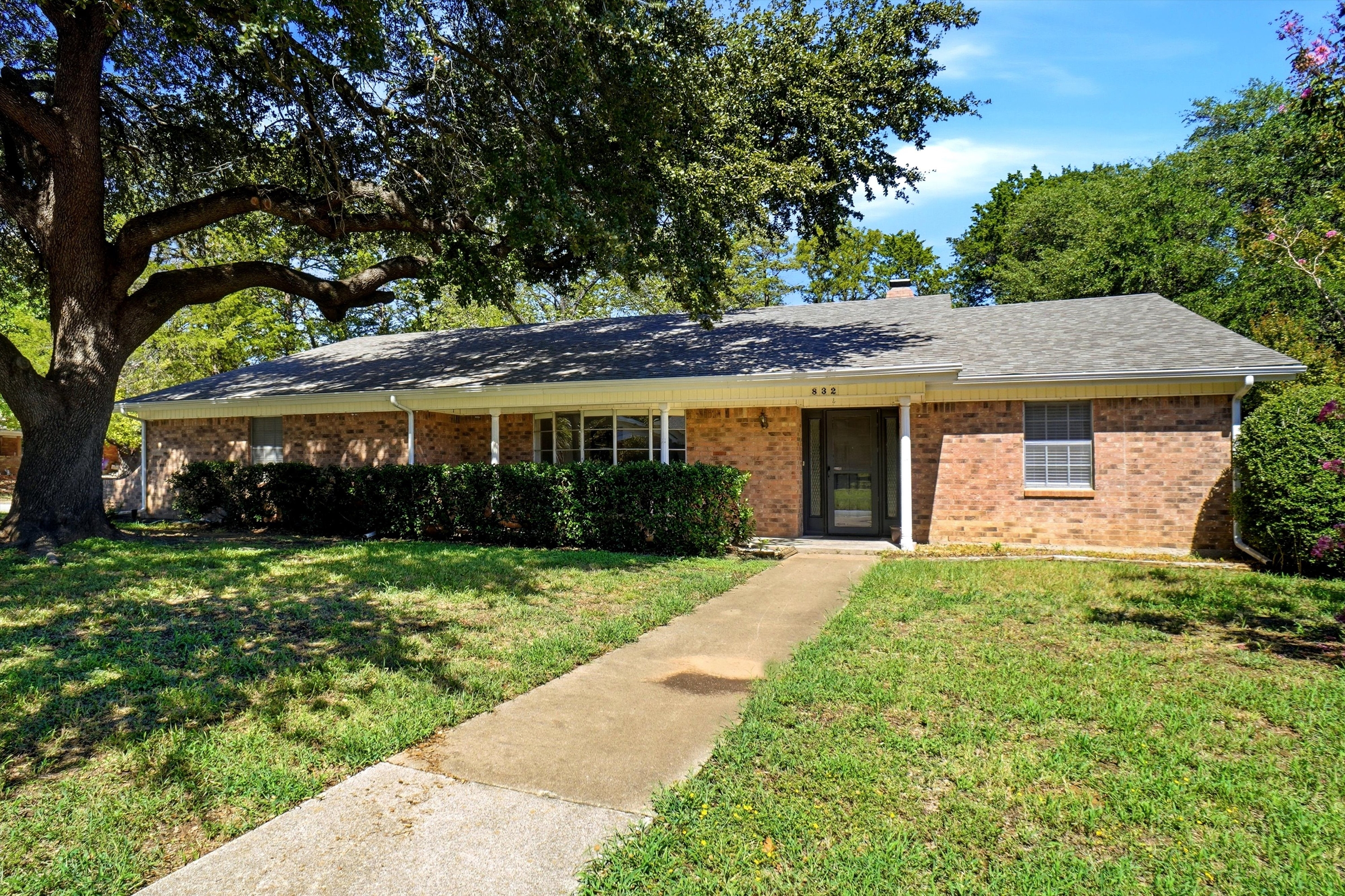 832 Overhill Drive